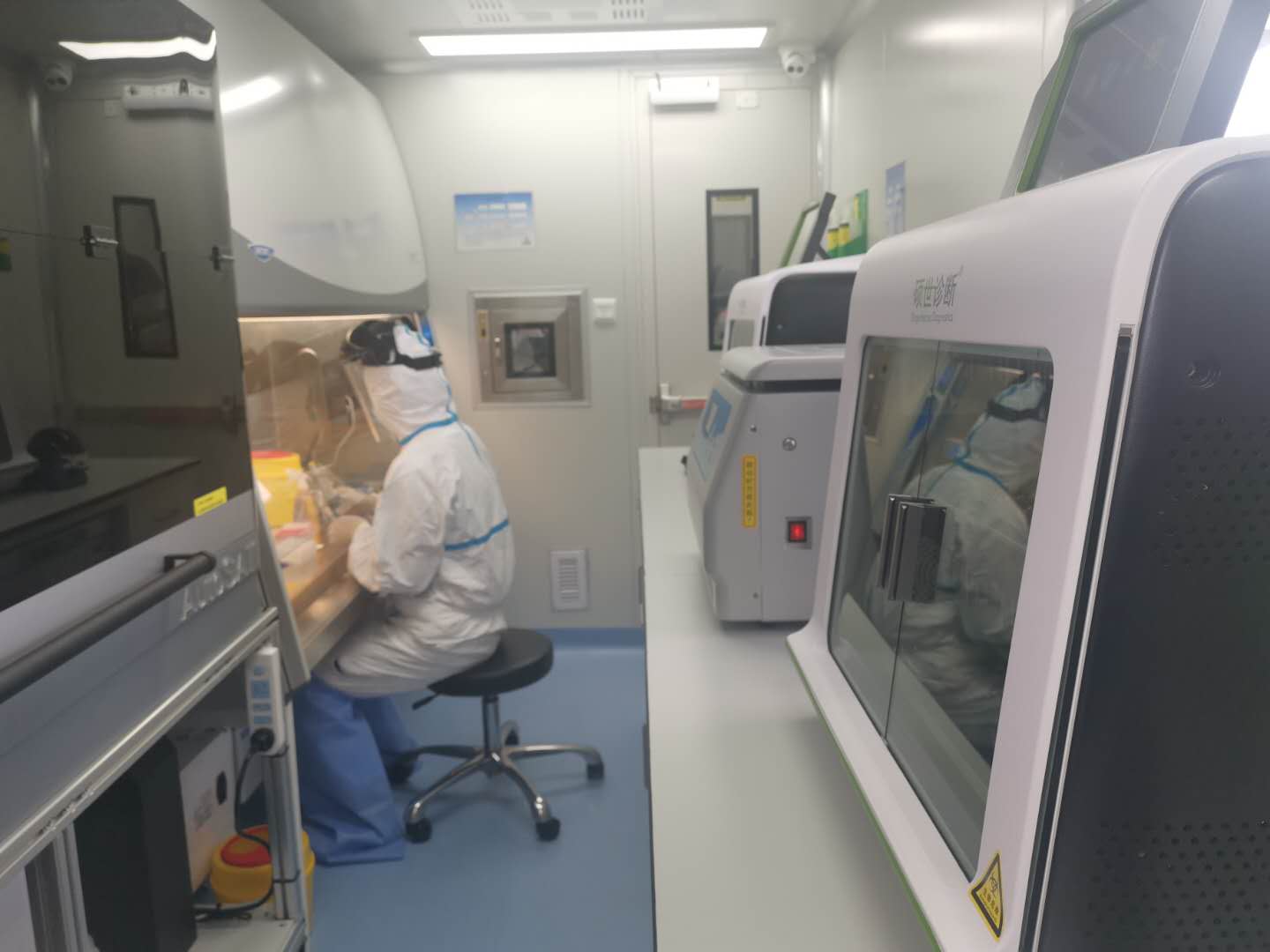 缩短2小时!国内首台标准集装箱p2+移动式核酸检测实验室落户浦东机场